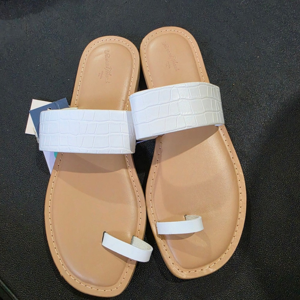 Universal Thread Juno White Croc Embossed Toe Loop Memory Foam Sandals 8.5 NEW
